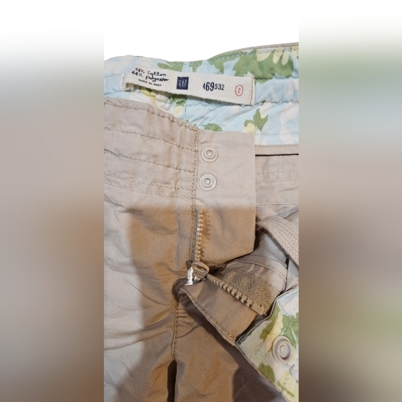 GAP - Women's Bermuda Cargo Shorts​​​​​ - Picture 4 of 8